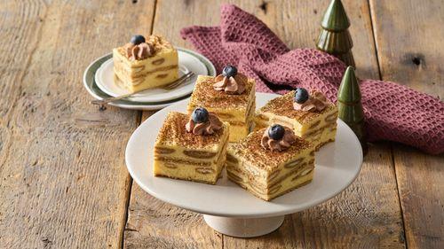 Medové rezy s pudingovým krémom a piškótami