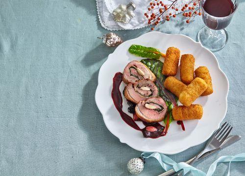 Vianočná rolka z kačacích pŕs s brusnicovo-vínovou omáčkou