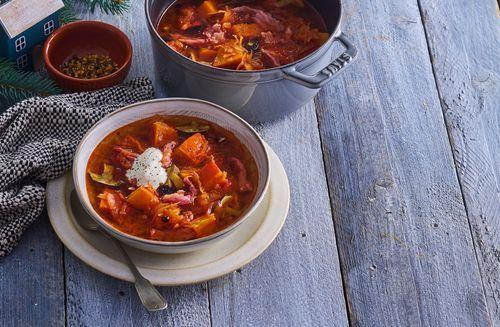 Silvestrovská kapustnica s tekvicou, hubami a údeným mäsom