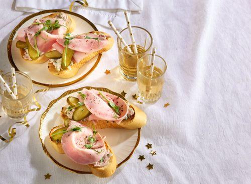 Šunkové chlebíčky na pochúťkovom šaláte