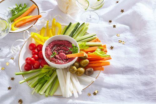 Hummus s červenou repou a zeleninou