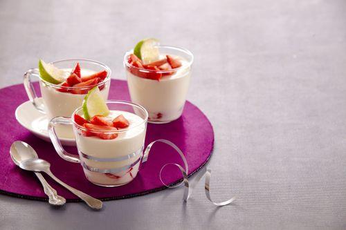 Jogurtový dezert s jahodami a limetkou