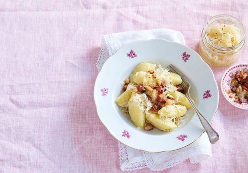 Chlpaté knedličky s kyslou kapustou a slaninou