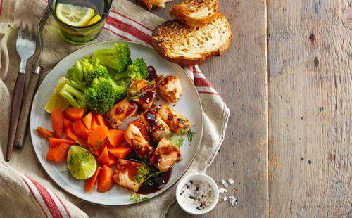 Voňavý teriyaki losos s brokolicou a mrkvou