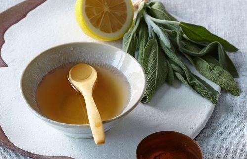 Tymiánovo-šalviový čaj so zázvorom, kurkumou a citrónom