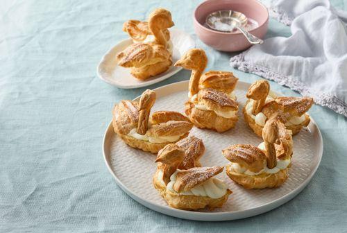 Odpaľované labute so šľahačkou Chantilly