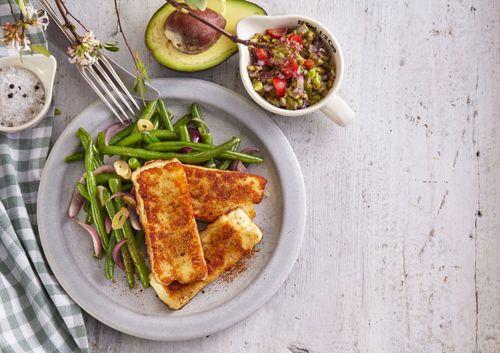 Grilovaný halloumi so zelenými fazuľkami na cesnaku