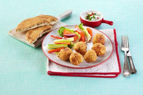 Falafel so zeleninou a jogurtovým dipom
