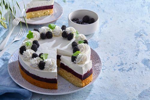 Smotanová torta s ostružinovým želé