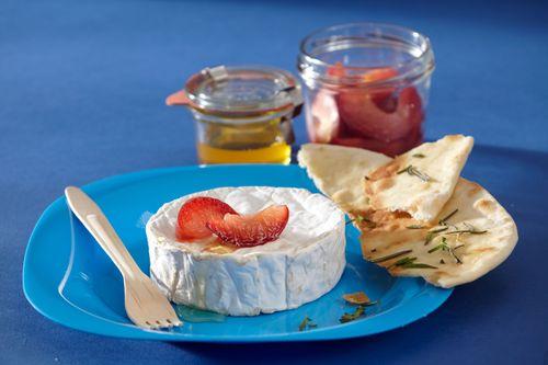 Camembert s medovými blumami a pizza plackami
