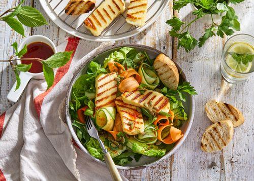 Grilovaný syr halloumi na zeleninovom šaláte