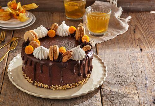 Narodeninová čokoládová torta s makrónkami