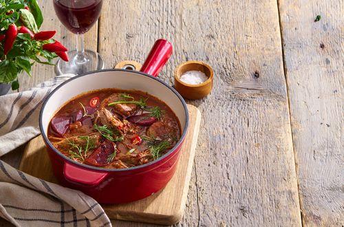 Pomaly dusené hovädzie s červenou repou a kôprom