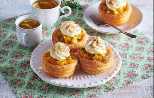 Churro košíčky s broskyňami a šľahačkou