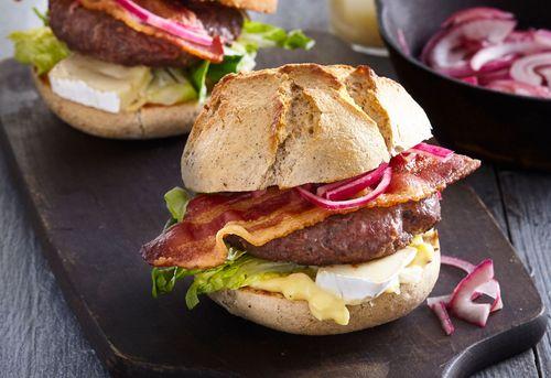 Domáci hamburger s marinovanou cibuľkou