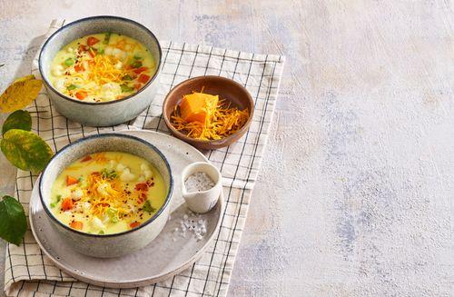 Karfiolová polievka s mrkvou, zelerom a syrom cheddar