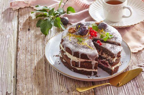 Maková torta s pečenými slivkami a citrónovým krémom