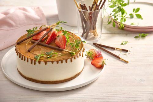 Karamelová mikado torta s jahodami