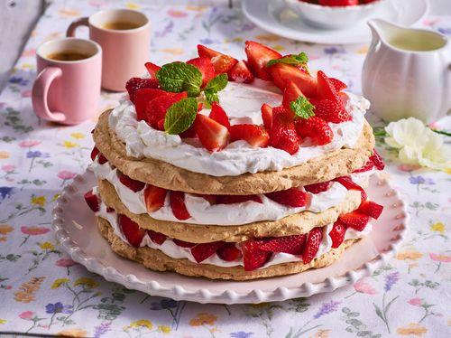 Jahodová bezé torta