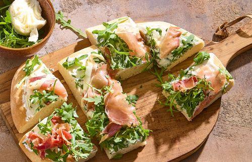 Obložená pizza bianca