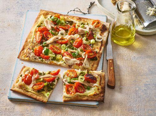 Chrumkavý koláč „flammkuchen“ s údeným pstruhom