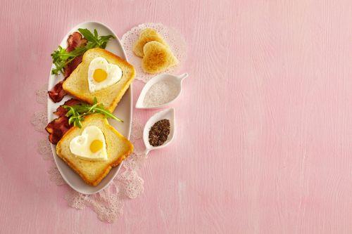 Zamilovaný toast s vajcom a slaninou