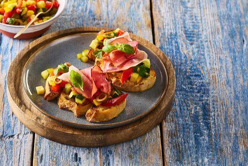Tapas s restovanou zeleninou a šunkou