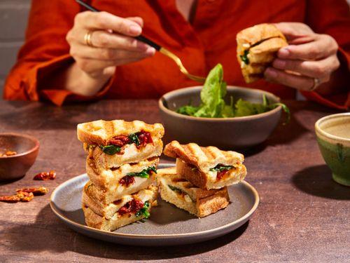 Zapečený chlieb so sušenými paradajkami