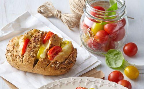 Rustikálne bochníčky s mozzarellou a bazalkou