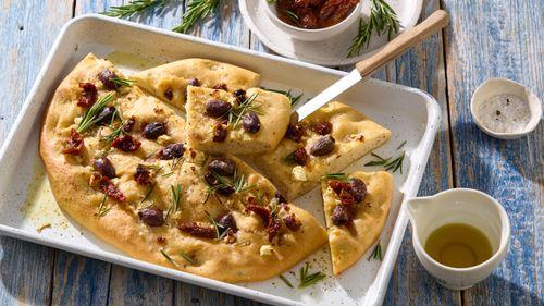 Focaccia s olivami a sušenými paradajkami