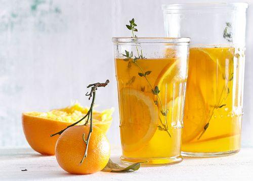 Pomarančový nápoj s klinčekmi a škoricou