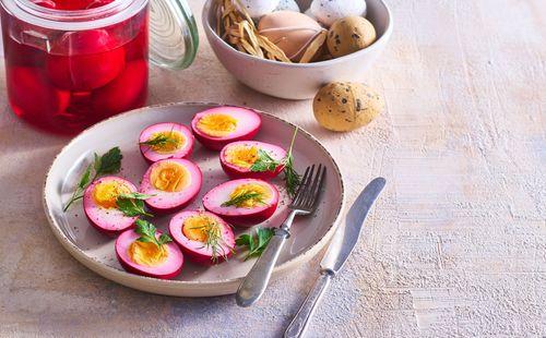 Vajíčka nakladané s červenou repou