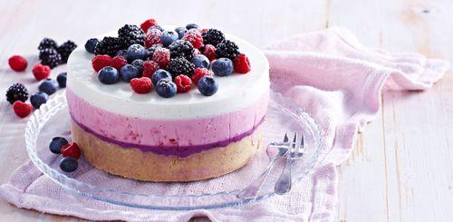 Nepečený pruhovaný cheesecake s lesným ovocím