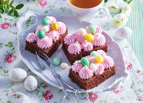 Veľkonočné brownies s krémom a vajíčkami
