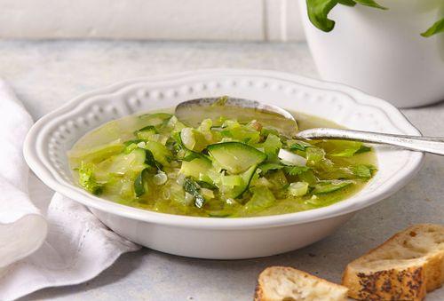 Jarná zelená polievka s bylinkovým pestom