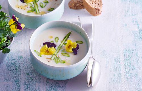 Smotanová špargľová polievka