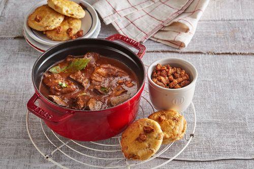 Fašiangový guláš a oškvarkové placky