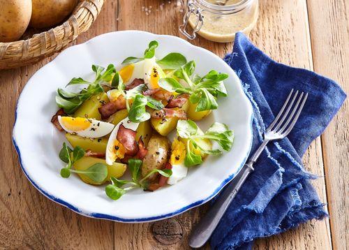 Zemiakový šalát s poľníčkom, slaninou a vajíčkami