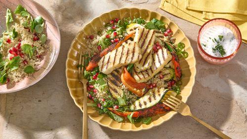 Quinoa šalát s grilovaným halloumi a zeleninou
