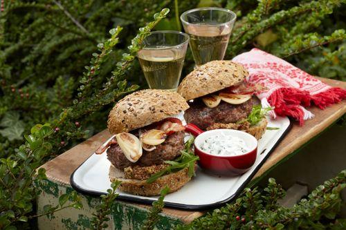 Teľací hamburger so šalotkou a syrom
