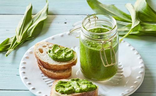 Domáce pesto z medvedieho cesnaku