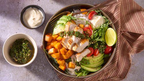 Ryžová miska s kuracím mäsom a omáčkou chimichurri