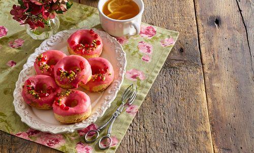 Pečené donuty s granátovou polevou