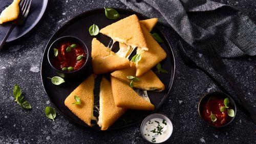 Smažený syr s paradajkovým a bylinkovým dipom