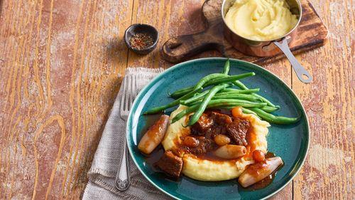 Hovädzie na pive s hodvábnou zemiakovou kašou