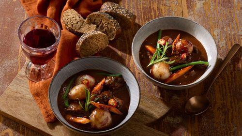 Hovädzie mäso na víne s mrkvou a cibuľkou