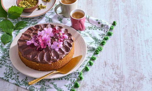 Vláčny pistáciový koláč s čokoládovým krémom