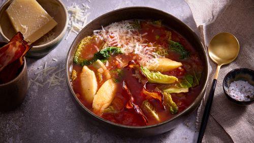 Polievka s haluškami, slaninou a parmezánom