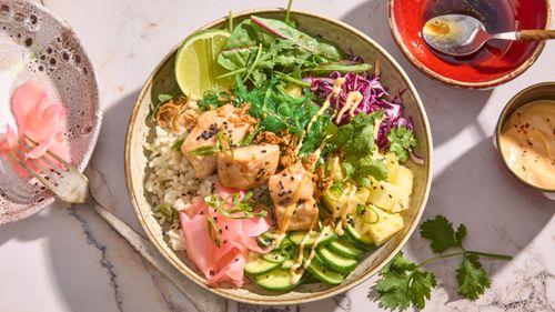 Poke bowl s pečeným lososom