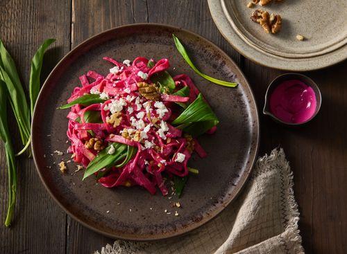 Cestoviny s omáčkou z červenej repy, kozím syrom a orechmi